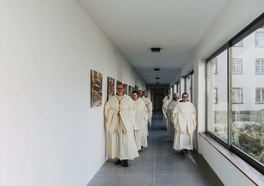 KLOSTER-MEHRERAU-alle Mönche gehen am Gang_A-Lamprecht