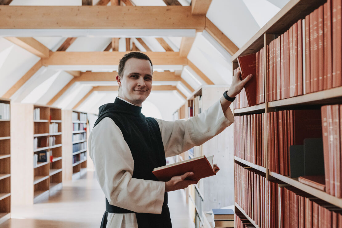 KLOSTER-MEHRERAU-Frater Maurus mit Buch_A-Lamprecht